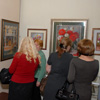 Посетители с интересом рассматривают картины на выставке «Акварельный вояж» 14.11.2008